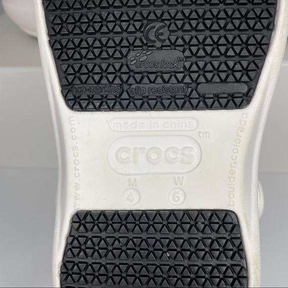 White CROCS Unisex Slip Resistant Work Shoe Size 6 Women/4 Men - Picture 2 of 12